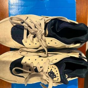 lightly worn women (size 7) shoe